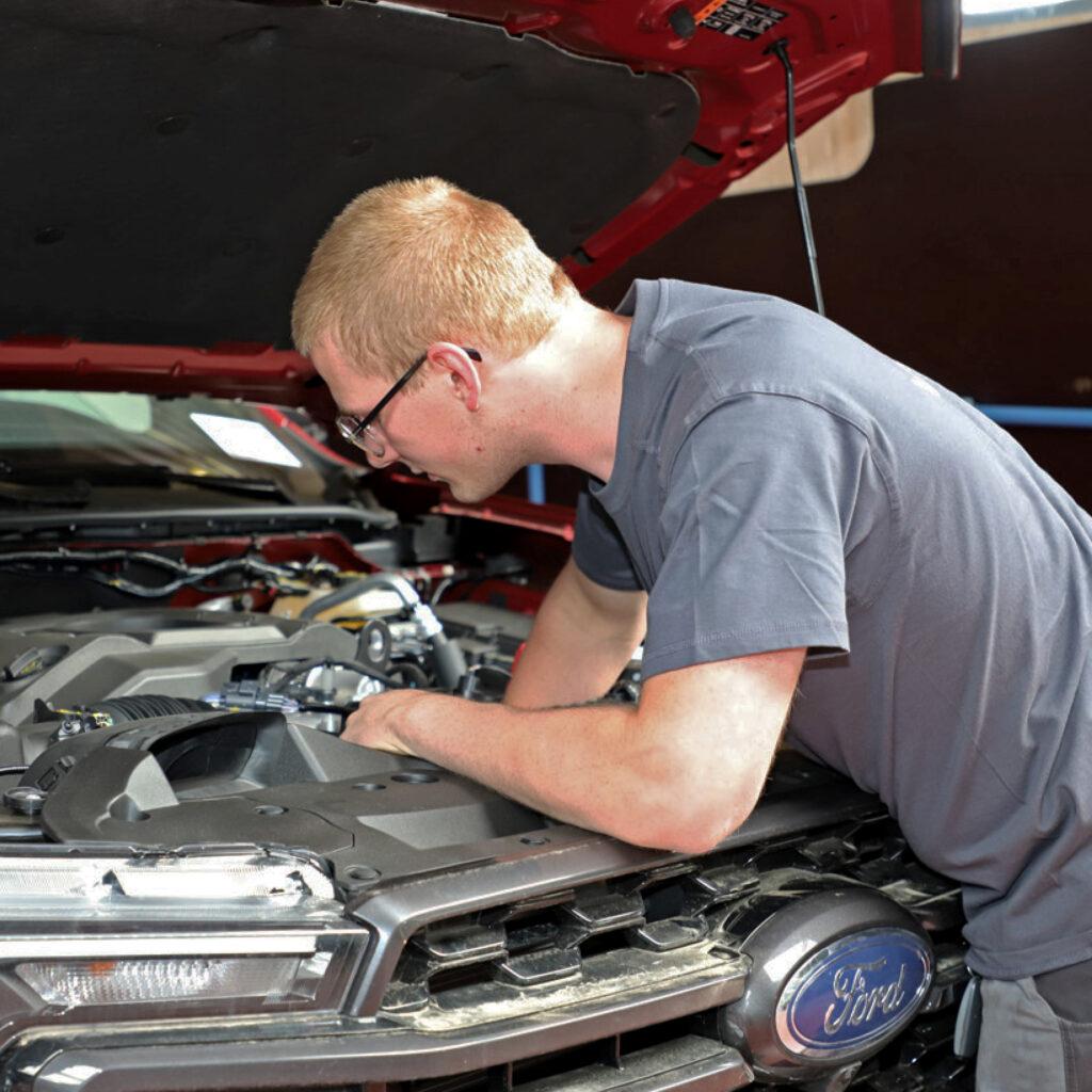 Florian Waasland Automotive - autogids artikel klantenservice - ford - ford garage - ford explorer - automonteur - data-analyse